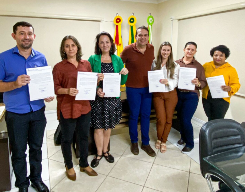 PREFEITO ALEX BIANCHIN DÁ BOAS-VINDAS A NOVOS SERVIDORES DA SECRETARIA DE EDUCAÇÃO EM ATO OFICIAL NO GABINETE