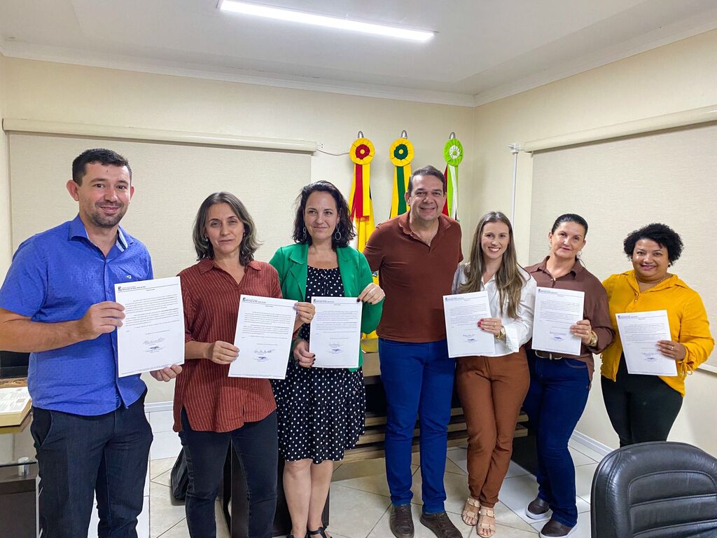 PREFEITO ALEX BIANCHIN DÁ BOAS-VINDAS A NOVOS SERVIDORES DA SECRETARIA DE EDUCAÇÃO EM ATO OFICIAL NO GABINETE