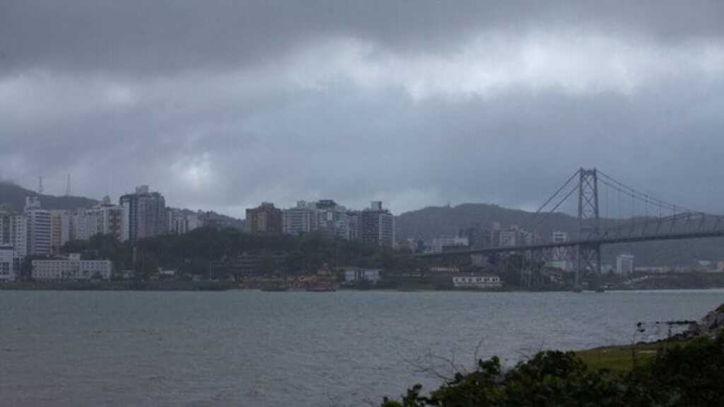Temperaturas variam entre 20°C e 24°C, com exceção da Serra onde variam de 11°C a 13°C (Foto: - 