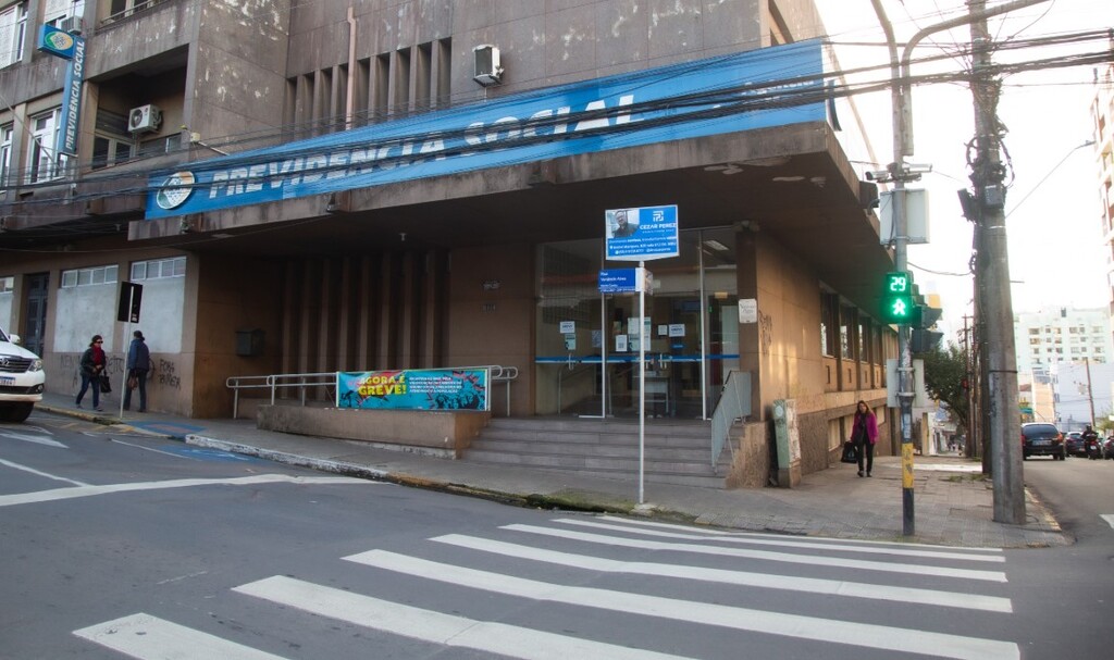 Todos os descontos do INSS para associações estão suspensos, garante CGU