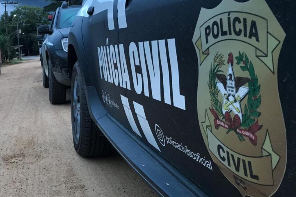 Imagem Reprodução Internet - Perseguição termina em acidente e agressão dentro de delegacia em SC