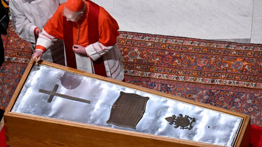 Velório de papa Francisco chega ao fim; missa e sepultamento serão neste sábado