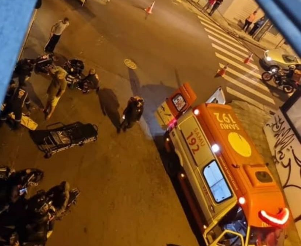 VÍDEO: duas pessoas ficam feridas em acidente envolvendo três motocicletas em Santa Maria