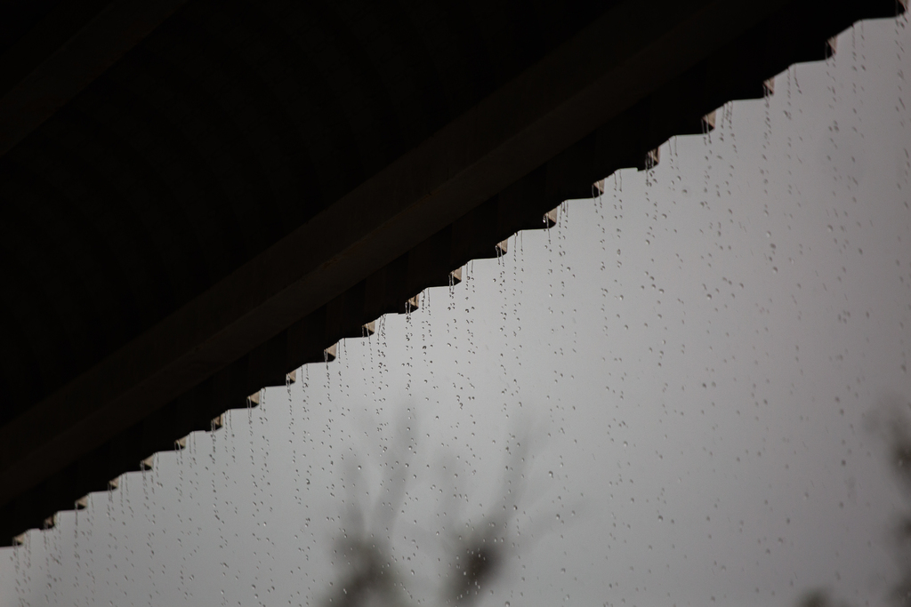 Domingo é marcado pelo retorno da chuva à Região Central e temperaturas devem despencar nas próximas horas