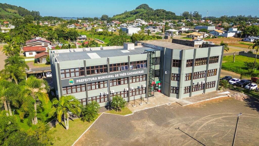 PREFEITURA DE TRÊS CACHOEIRAS INAUGURA ELEVADOR COM  ACESSIBILIDADE E REVITALIZAÇÃO DA FACHADA