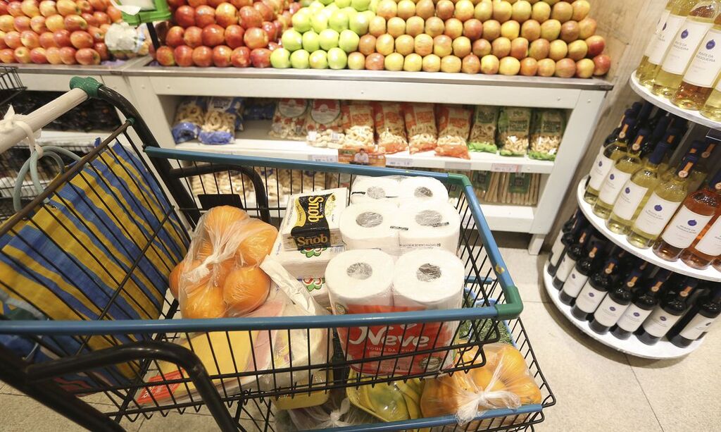 Inflação de janeiro fica em 0,42%, pressionada pela alta dos alimentos