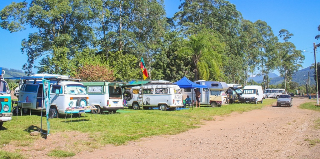 2ª CONFRATERNIZAÇÃO DE KOMBI E DERIVADOS MOVIMENTA PRAIA GRANDE