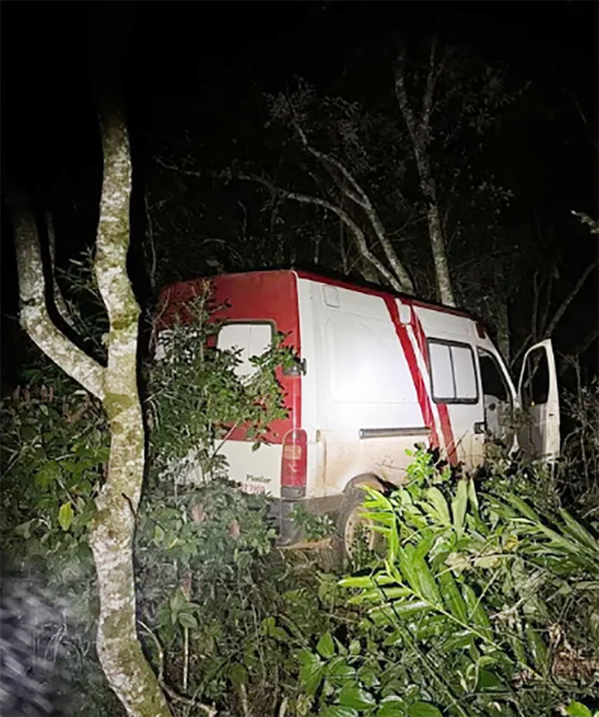 Ambulância Fake carregada de contrabando, foge da PMRV e se choca contra árvore em Celso Ramos