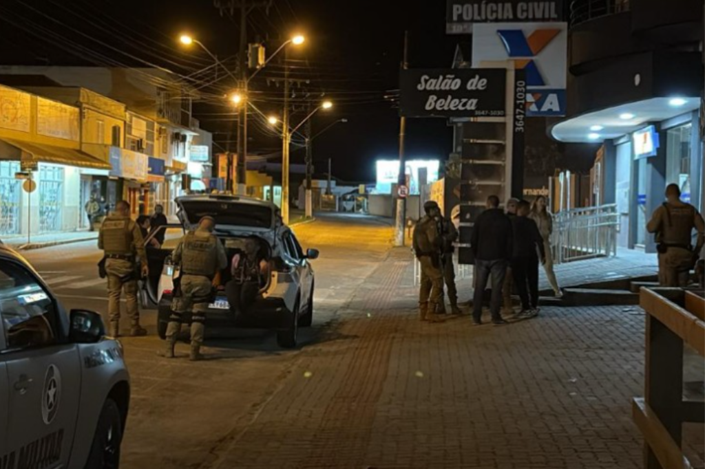 Imagem divulgação/Agora Laguna - Fumaça e correria em agência da Caixa em Laguna mobilizam operação policial; caso termina sem crime