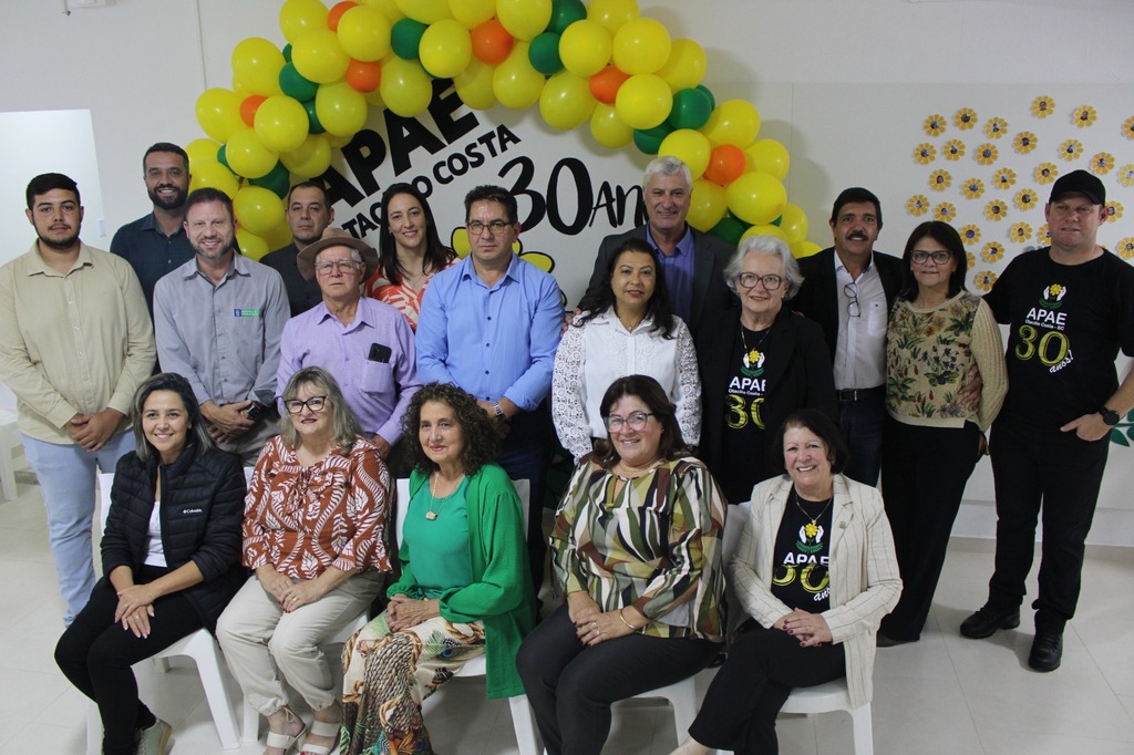 Apae de Otacílio Costa comemora 30 anos com homenagens e apresentações emocionantes