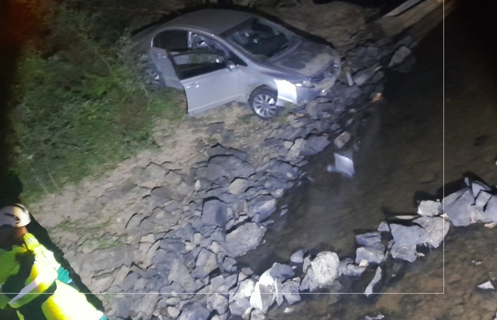 Veículo cai no Rio Canoas em Correia Pinto