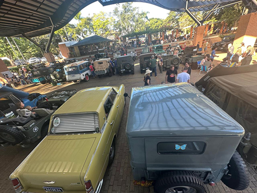 Encontro de Jeep Willys encantou itaenses