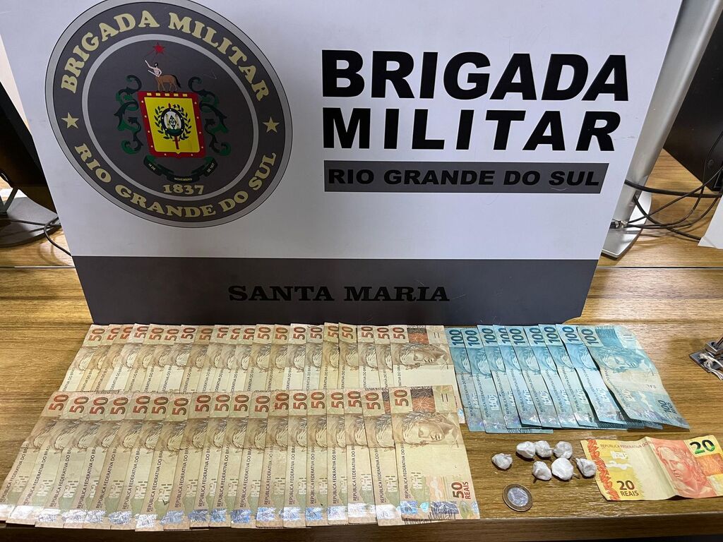 Homem é preso e adolescente apreendido com porções de cocaína e dinheiro em Santa Maria