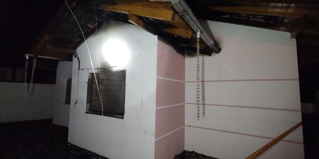 Homem agride esposa na frente das filhas e incendeia casa em condomínio de Ituporanga