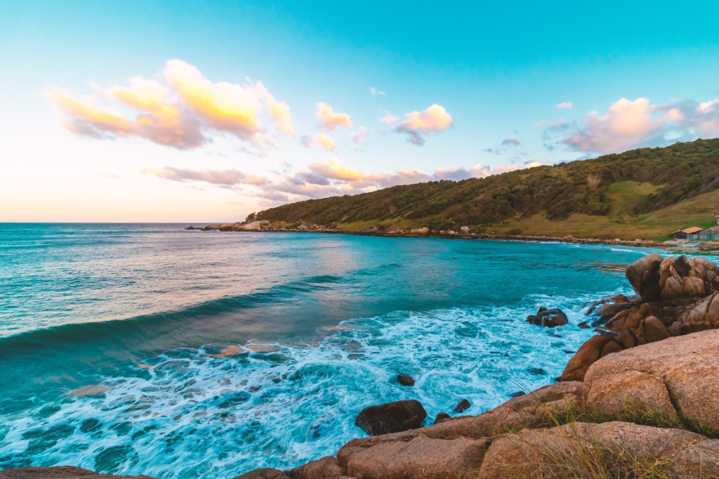 Praia do Rosa eleva Imbituba ao topo da hospitalidade nacional em premiação internacional
