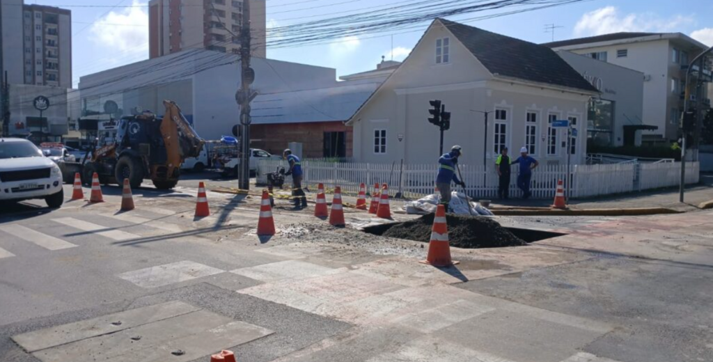 Águas de Joinville conclui reparo de vazamento na rua Blumenau