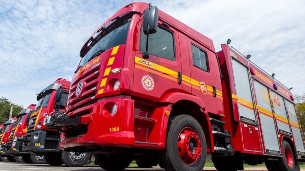 Bombeiros controlam incêndio em viatura da Brigada Militar