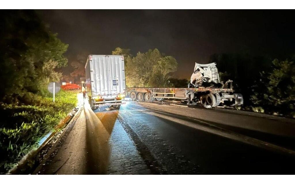 Motociclista morre em colisão com carretas na BR-470, em Agronômica