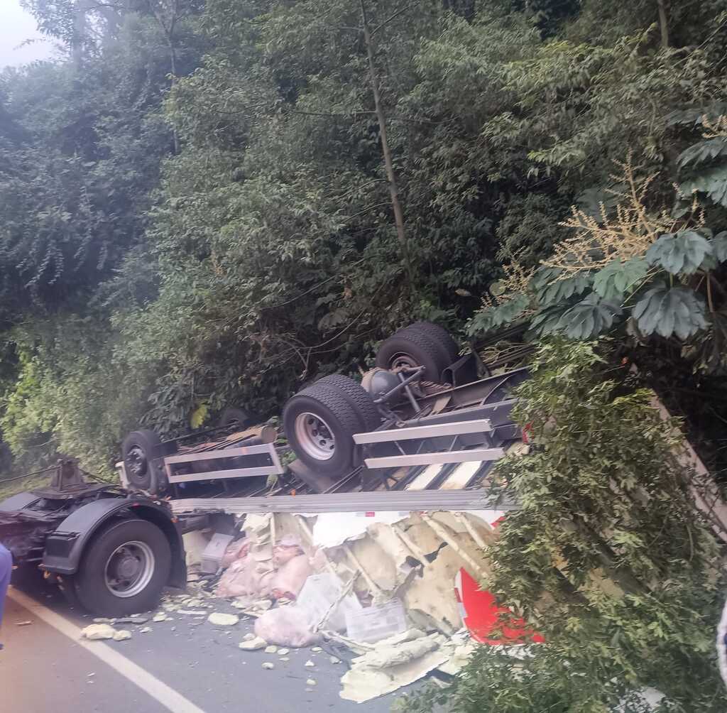 Caminhão capota em curva da BR-470 e deixa um ferido em Pouso Redondo