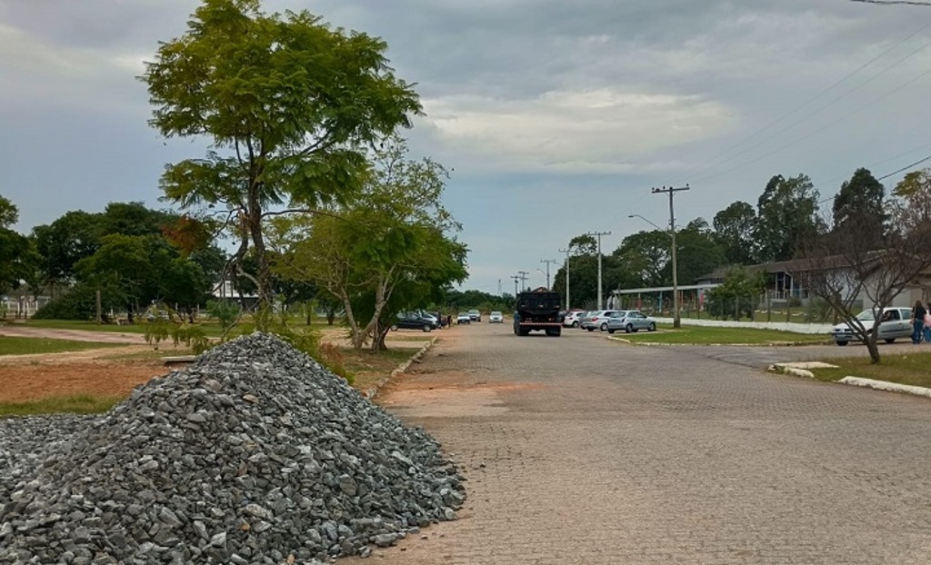 Mulher é baleada próximo a escola