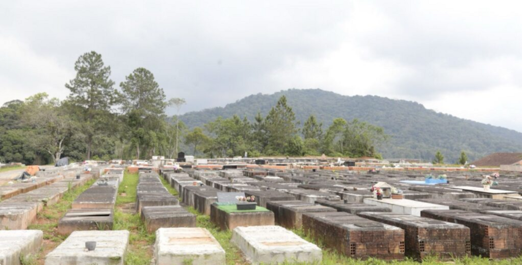 Prefeitura convoca responsáveis por sepulturas abandonadas no Cemitério Rio Bonito