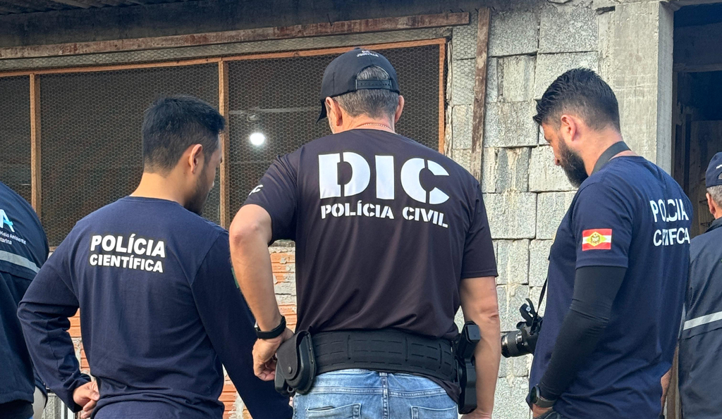 Polícia apreende 56 aves silvestres em cativeiro ilegal em Joinville