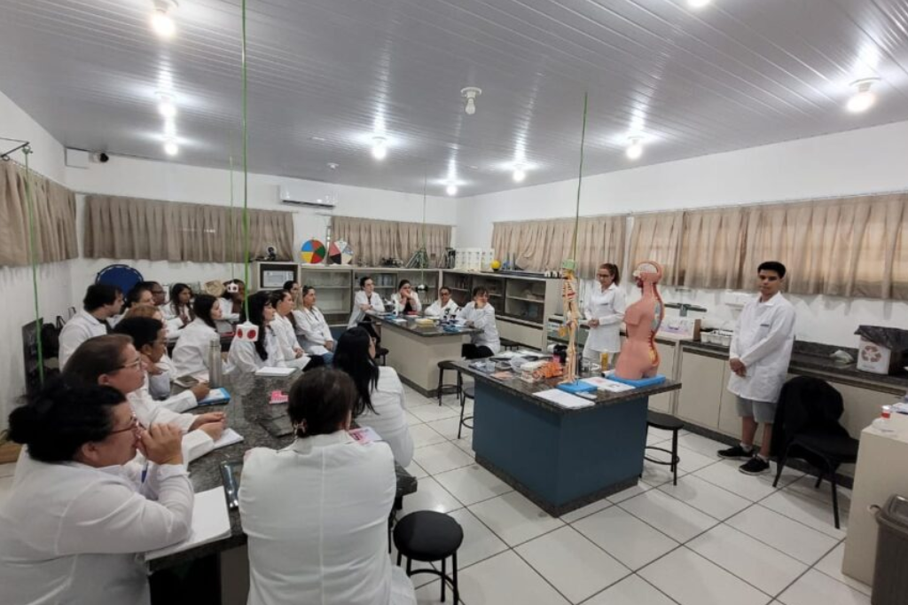Formação para professores de Imbituba destaca a experimentação como ferramenta essencial no ensino de Ciências