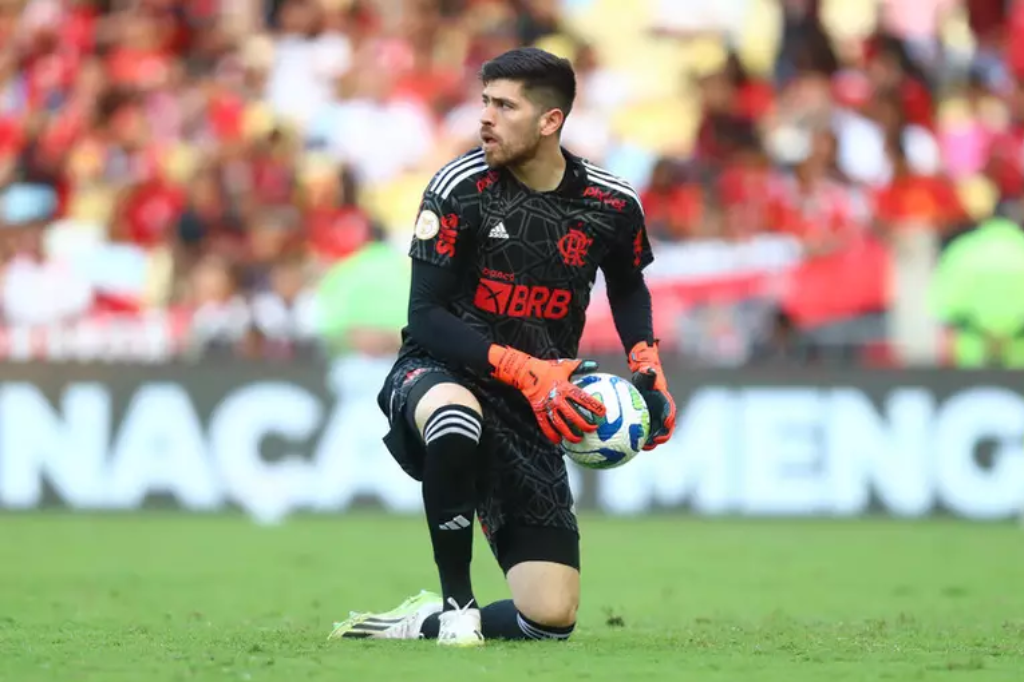 Foto: Gilvan de Souza - Jogadores do Flamengo enfrentam tentativa de assalto no Rio após retorno da Argentina; carro de goleiro Rossi é atingido por tiros