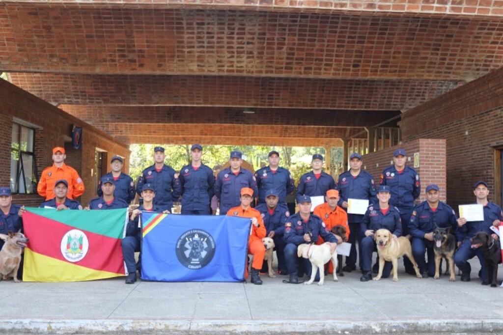 Buscas e Salvamentos com Cães forma 24 Bombeiros