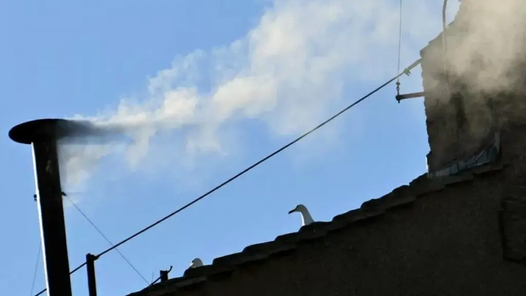 Fumaça branca sai da Capela Sistina, indicando a escolha do novo papa