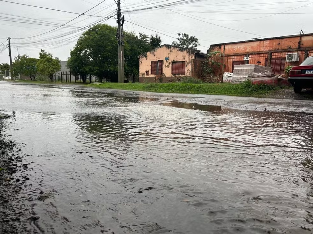 Chuvas intensas deixa ruas alagadas