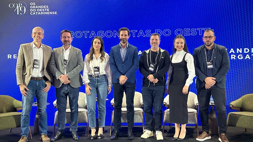 Reitor da UCEFF ministra palestra em evento empresarial em Chapecó