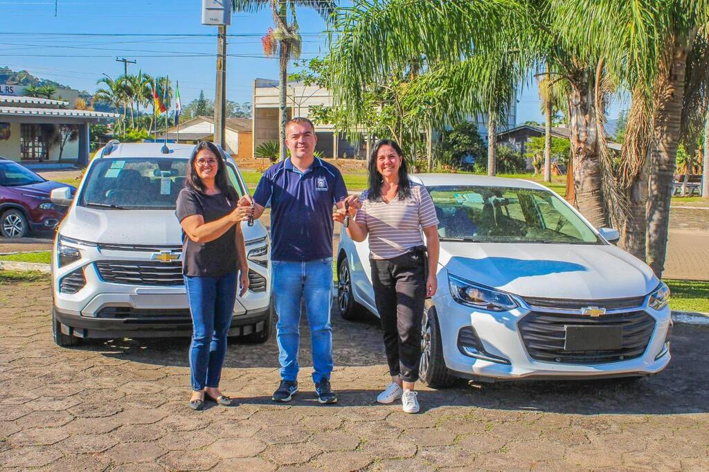 MUNICÍPIO DE MORRINHOS DO SUL RECEBE DOIS NOVOS VEÍCULOS