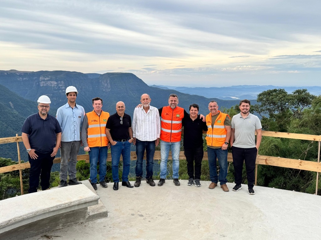 SECRETÁRIO ESTADUAL DE INFRAESTRUTURA ACOMPANHA PREFEITO FANICA EM VISITA ÀS OBRAS DA SERRA DO FAXINAL