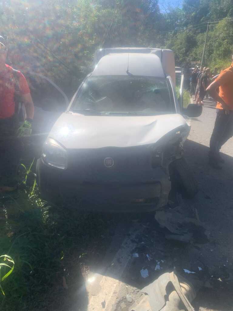 Vítima encarcerada é resgatada após colisão entre carros na SC-114, em Taió