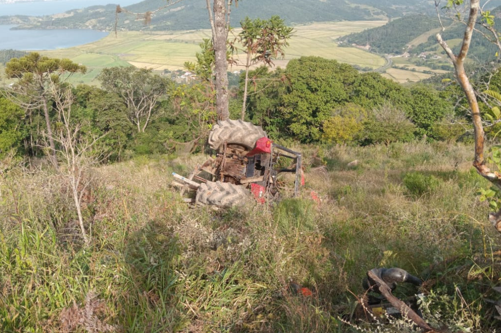 Imagem divulgação CBMSC - Homem sofre acidente com trator em área rural de Imaruí e é resgatado por helicóptero