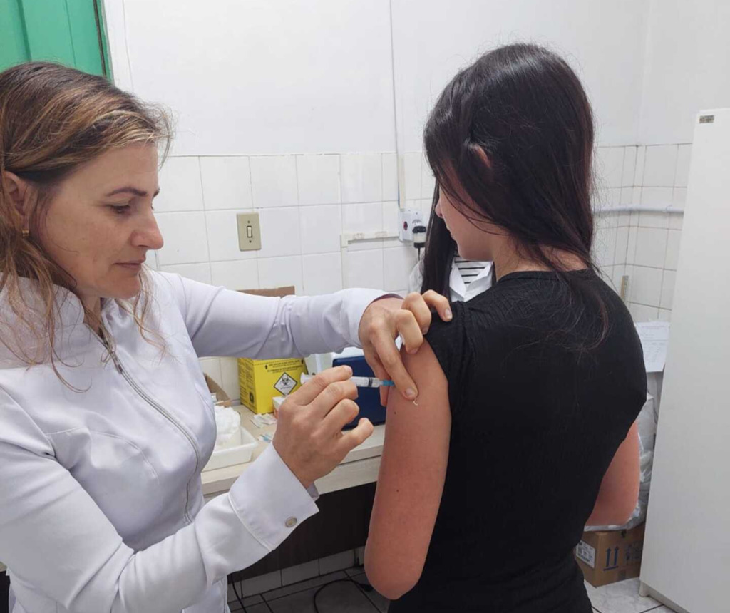 Mais de 1.300 doses são aplicadas no 