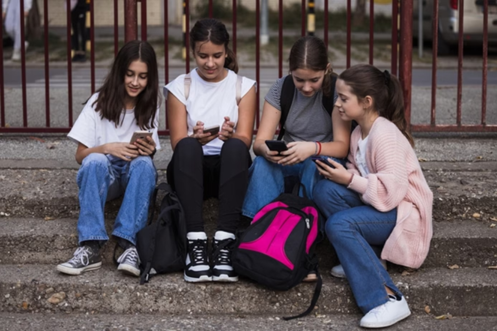 Pesquisa revela que jovens enfrentam desafios emocionais sem suporte adequado nas redes sociais