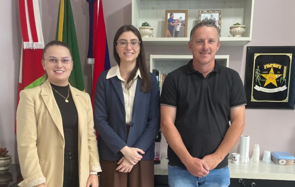 Juíza da Comarca de Anita Garibaldi visita o Prefeito Alecsandro Pelozato para tratar de assuntos de interesse do município