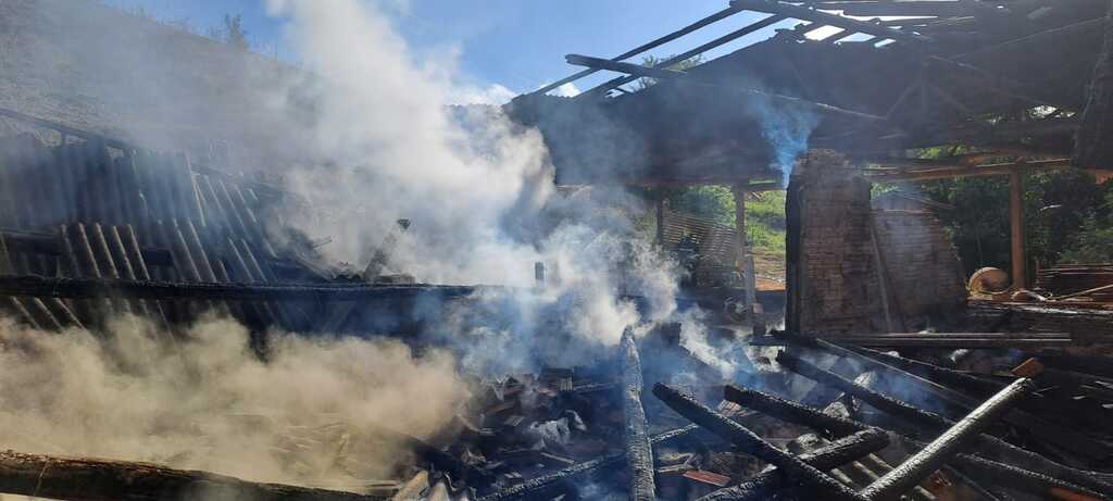 Incêndio atinge estufas de fumo e galpão no interior de Presidente Nereu