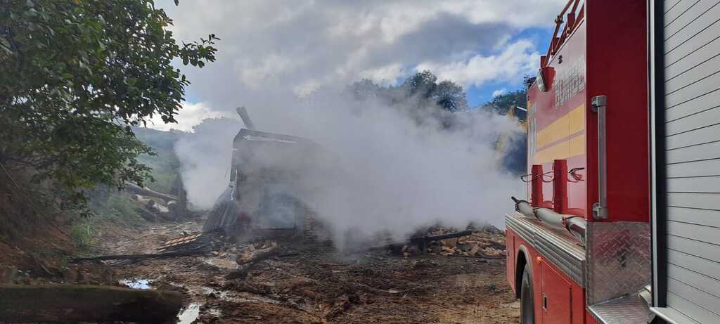 Incêndio atinge estufas de fumo e galpão no interior de Presidente Nereu