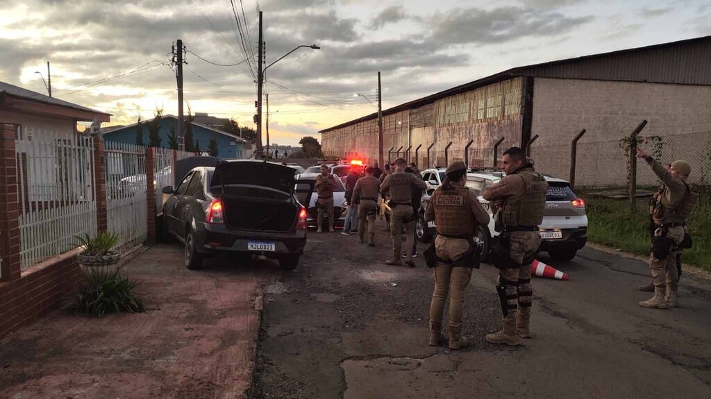 Após perseguição em Lages, trio é preso por receptação de carro furtado em Taió