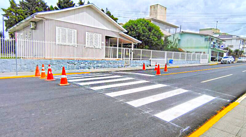 Ruas que receberam nova camada asfáltica no centro de Campos Novos recebem nova sinalização viária por determinação do prefeito Dirceu Kaiper – Pé