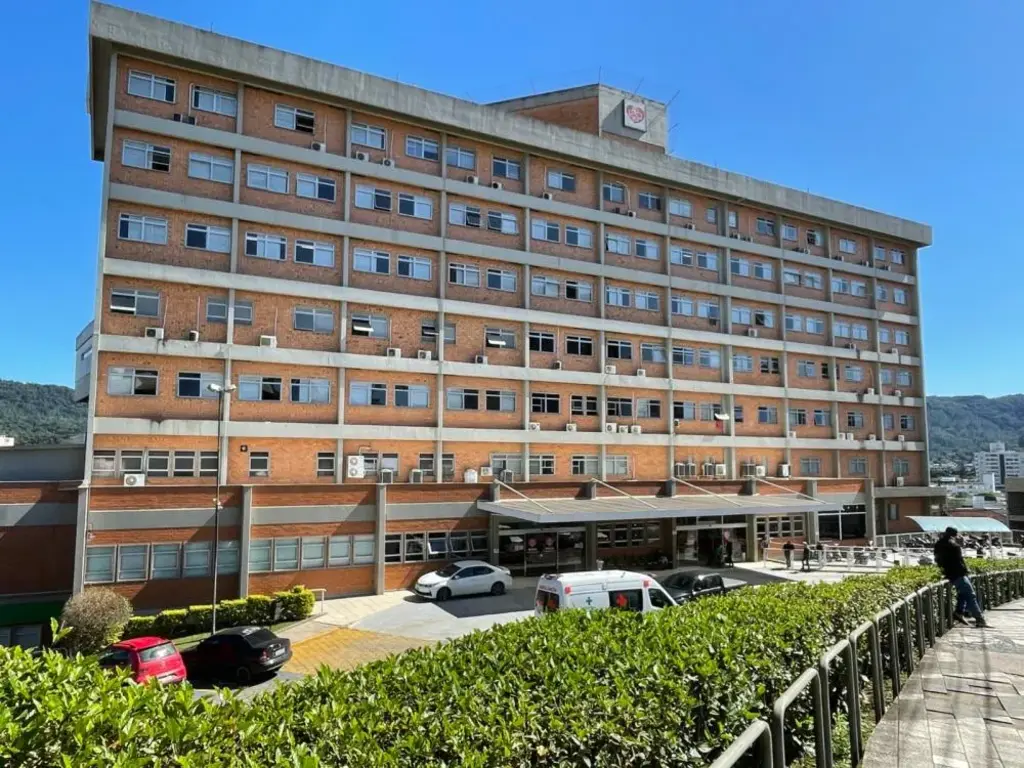 Hospital Regional Alto Vale enfrenta superlotação e alerta para prevenção