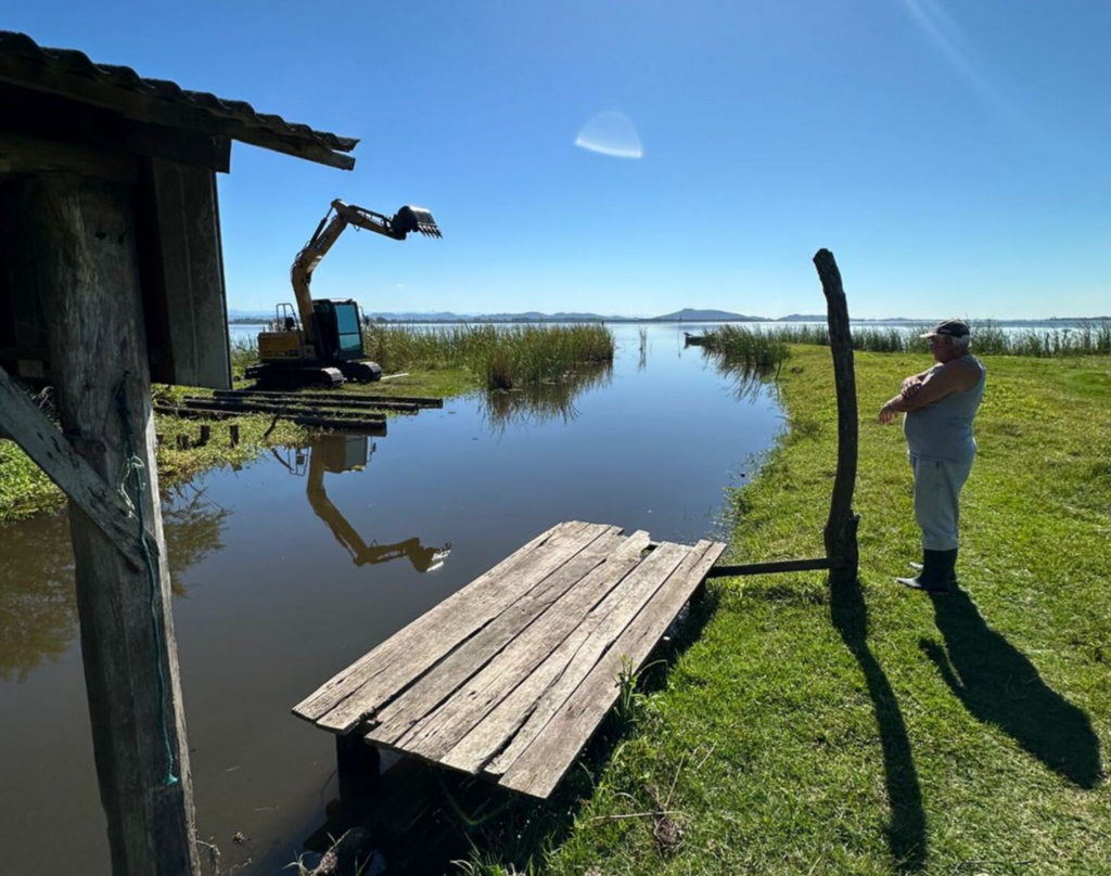 PREFEITURA DE SÃO JOÃO DO SUL REALIZA LIMPEZA DOS PORTOS APÓS 14 ANOS DE ESPERA E TRANSFORMA REALIDADE DAS COMUNIDADES PESQUEIRAS