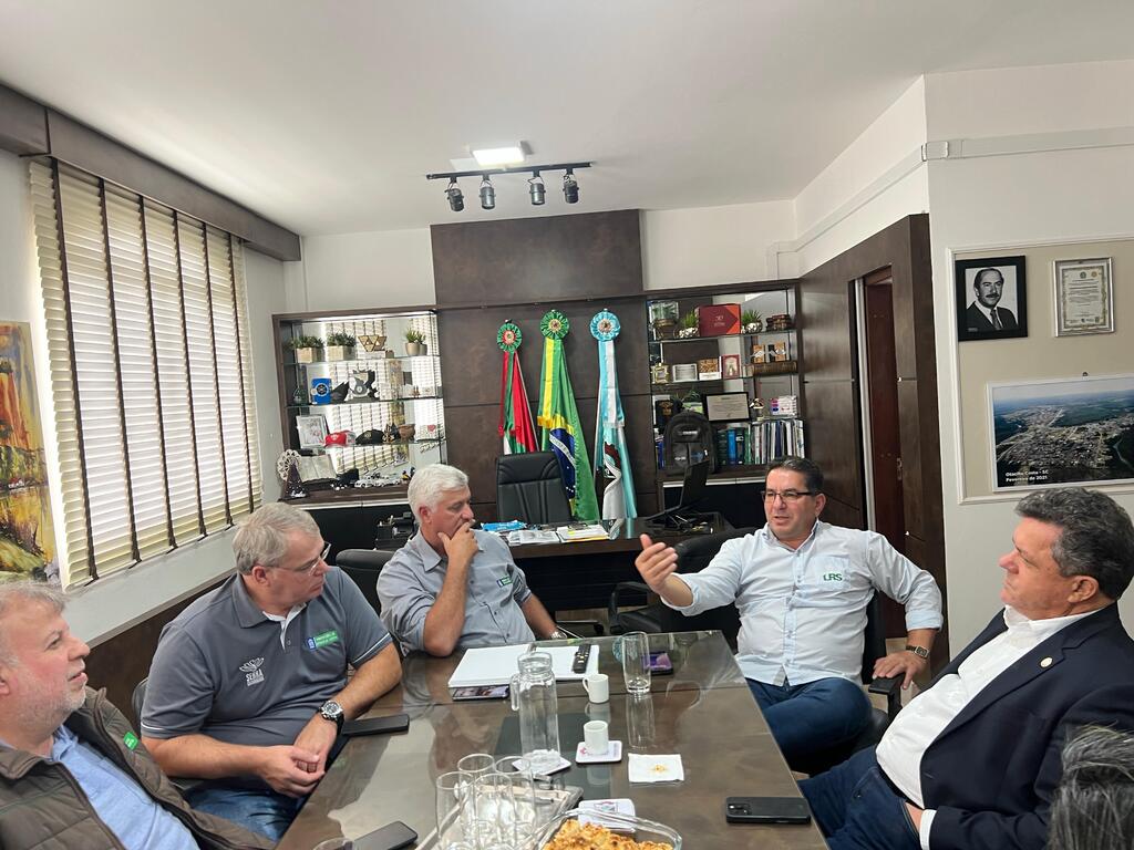 Deputado Ivan Naatz visita Otacílio Costa e anuncia emenda de R$ 200 mil para Assistência Social