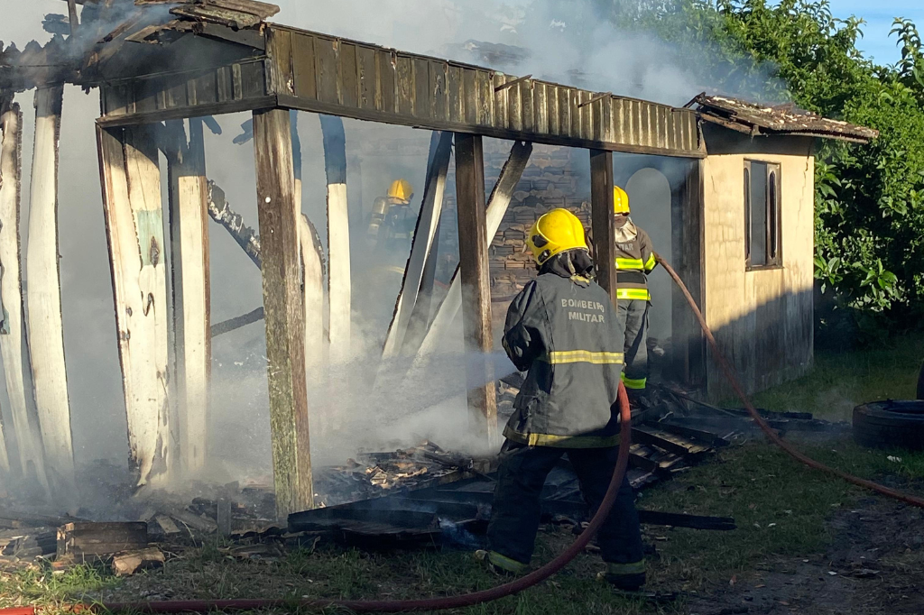 Imagem RSC Portal - Tragédia em Nova Brasília: Incêndio mata homem e deixa outro ferido em Imbituba