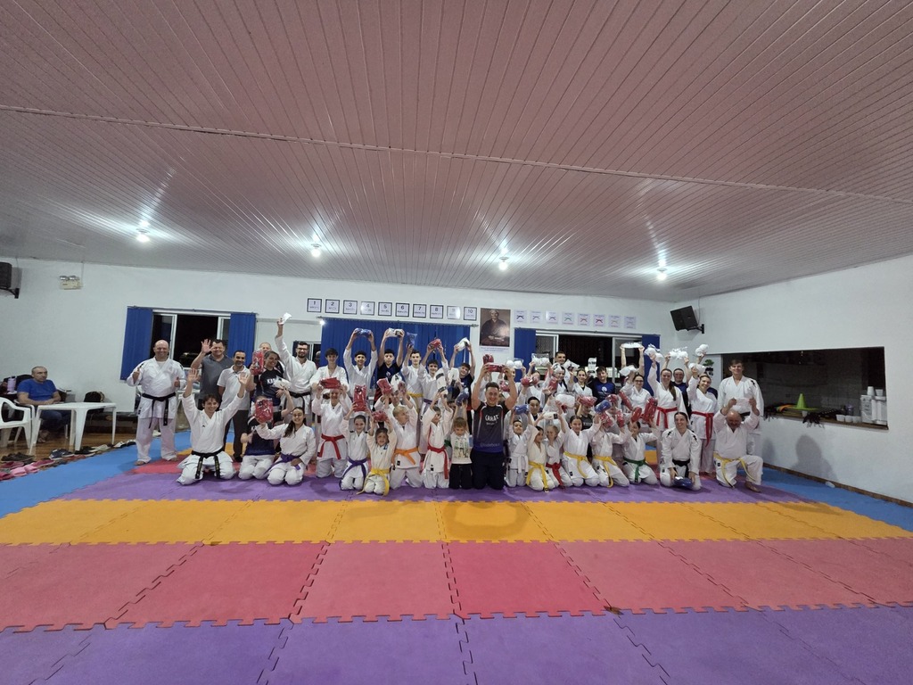 Consórcio Machadinho entrega kits para aulas de Karatê em Piratuba