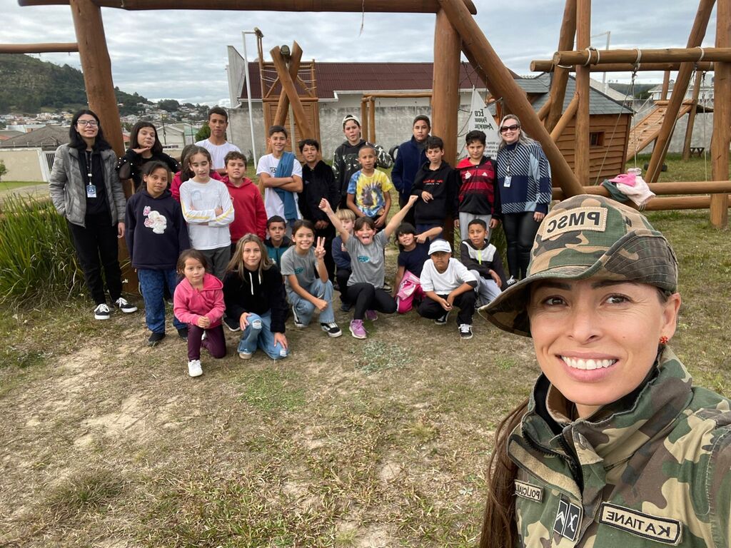 Grupo de alunos do CRAS V visitam a sede da Polícia Militar Ambiental