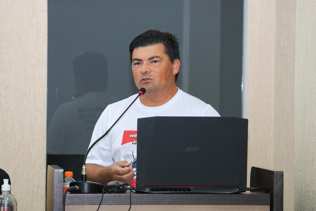 AGENTE DE ENDEMIAS EXPLANA NA CÂMARA  SOBRE A DENGUE NO MUNICÍPIO DE SANTA ROSA DO SUL
